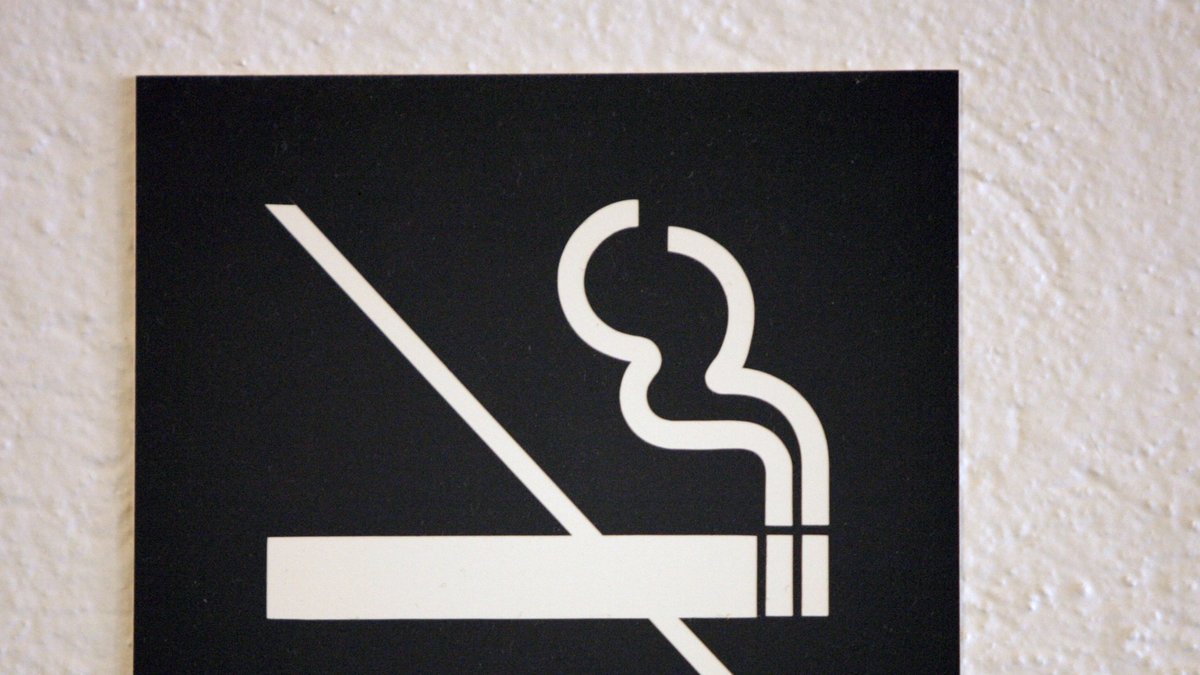 Många svenskar vill se ett rökförbud. 